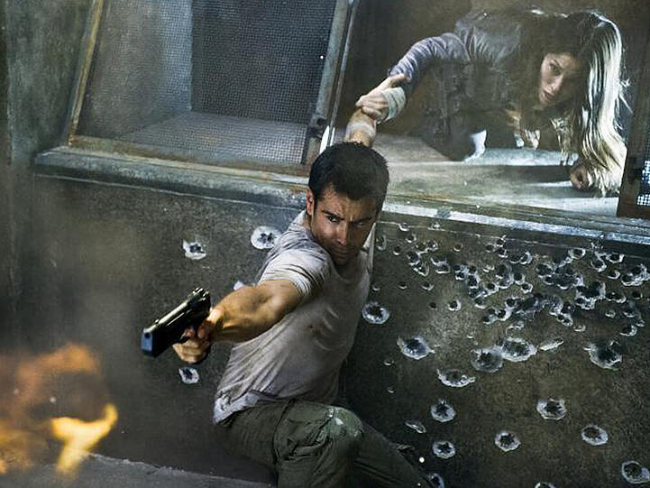 "Total Recall": Douglas Quaid (Colin Farrell, mit Jessica Biel) muss nicht nur vor der Polizei und den Regierungstruppen flüchten, sondern auch vor seinen verwirrenden Träumen