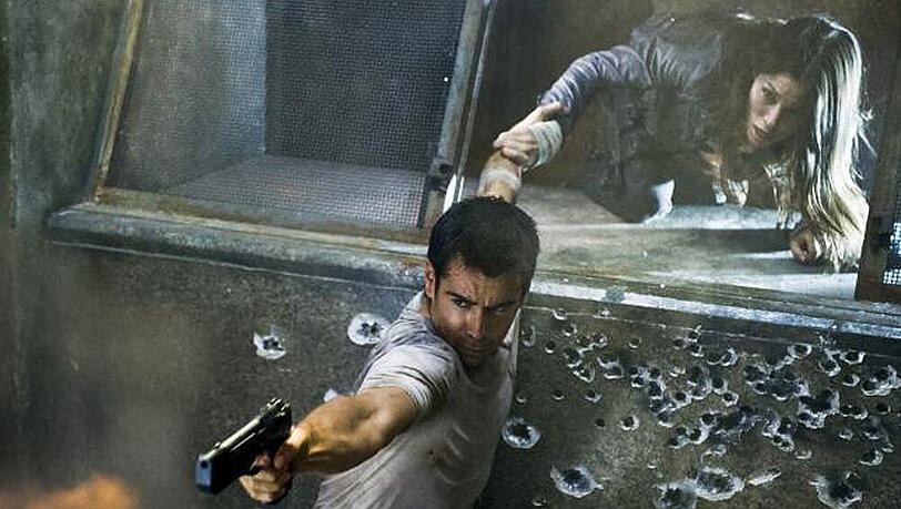 "Total Recall": Douglas Quaid (Colin Farrell, mit Jessica Biel) muss nicht nur vor der Polizei und den Regierungstruppen flüchten, sondern auch vor seinen verwirrenden Träumen "Total Recall": Douglas Quaid (Colin Farrell, mit Jessica Biel) muss nicht nur vor der Polizei und den Regierungstruppen flüchten, sondern auch vor seinen verwirrenden Träumen