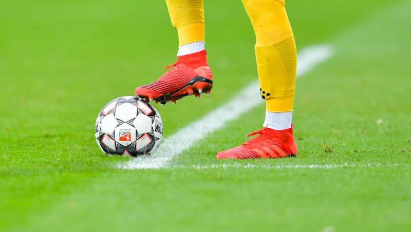 Ein Fußball-Spiel. Foto: Uwe Anspach/dpa/Symbolbild