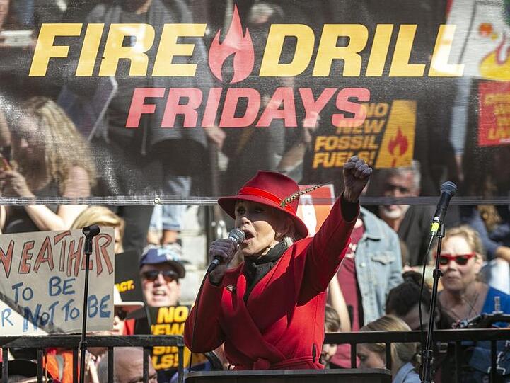 Jane Fonda, Schauspielerin, bei einer Ansprache auf der "Fire Drill Fridays"-Demonstration.