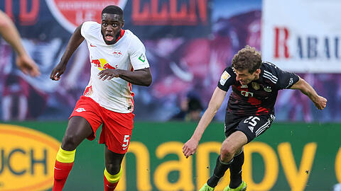 "Es ging ums Gewinnen, und auch das Verlieren musste ich erst lernen", sagt Dayot Upamecano (l.) von RB Lepizig, hier beim 0:1 im Spitzenspiel gegen die Bayern um Thomas Müller.