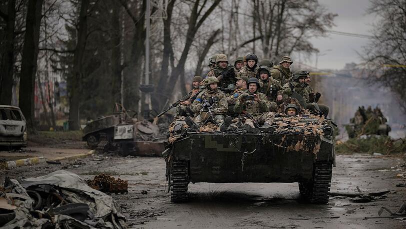 Ukrainische Soldaten durchfahren den Ort Butscha. Ukrainische Soldaten durchfahren den Ort Butscha.