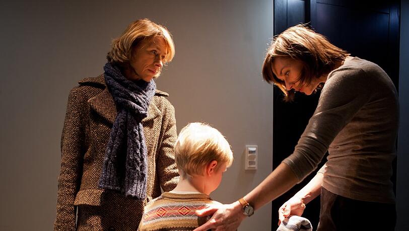 "Der Fall Bruckner": Jaqueline Bremer (Christiane Paul, r.) gerät gegenüber Katharina Bruckner (Corinna Harfouch) in Erklärungsnot als Joe (Elon Baer) im Treppenhaus sitzt und weint.
