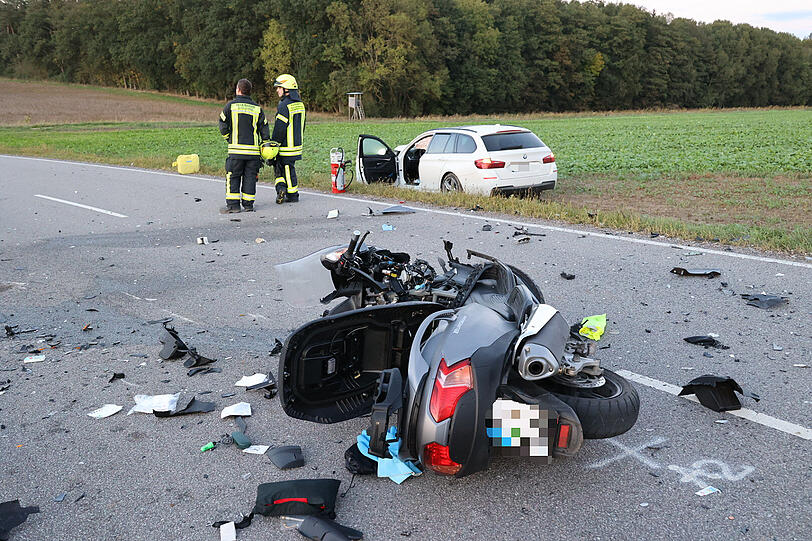 Bei einem Unfall zwischen mehreren Motorrädern und einem Auto in Geiselhöring verstarb ein Biker.