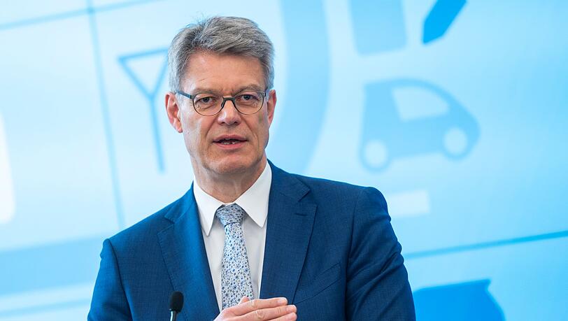 Minister Schnieder: "Mobilität darf kein Privileg sein." Minister Schnieder: "Mobilität darf kein Privileg sein."