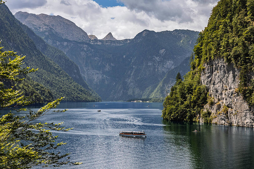Ausflugsboote auf dem K&ouml;nigssee. Bekannt ist dieser unter anderem auch f&uuml;r die Kirche St. Bartholom&auml;.