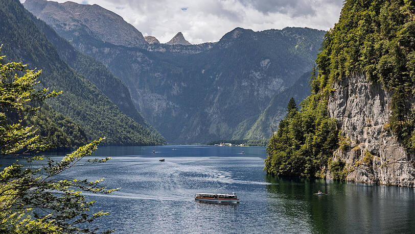 Ausflugsboote auf dem Königssee. Bekannt ist dieser unter anderem auch für die Kirche St. Bartholomä. Ausflugsboote auf dem Königssee. Bekannt ist dieser unter anderem auch für die Kirche St. Bartholomä.