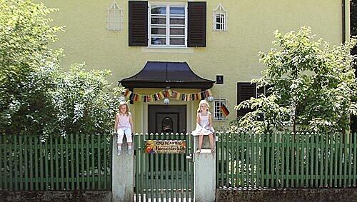 Idylle im Grünen: Der Kindergarten Hänsel & Gretel. Seit geraumer Zeit fürchten Eltern und Betreuer die Schließung. Idylle im Grünen: Der Kindergarten Hänsel & Gretel. Seit geraumer Zeit fürchten Eltern und Betreuer die Schließung.