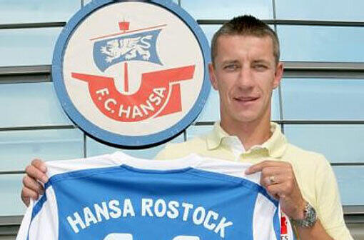 Marek Mintal präsentiert sein neues Rostocker Trikot.
