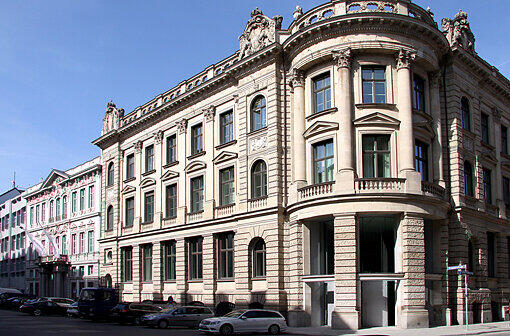 Die Bayerische Hausbau, Bau- und Immobiliengesellschaft der Schörghuber-Gruppe, übernimmt das Gebäude der ehemaligen Bayerischen Staatsbank.