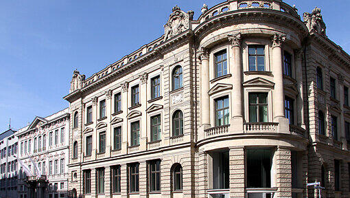 Die Bayerische Hausbau, Bau- und Immobiliengesellschaft der Schörghuber-Gruppe, übernimmt das Gebäude der ehemaligen Bayerischen Staatsbank. Die Bayerische Hausbau, Bau- und Immobiliengesellschaft der Schörghuber-Gruppe, übernimmt das Gebäude der ehemaligen Bayerischen Staatsbank.