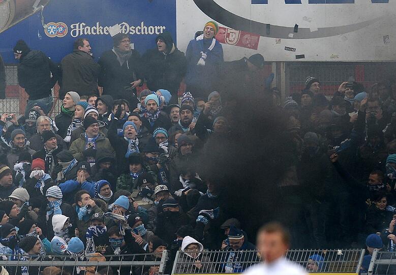 Unschöne Szenen in Regensburg. Aufgrund von Bengalos muss die Partie kurzzeitig unterbrochen werden. Aushilfs-Kapitän Daniel Bierofka muss den Fanblock beruhigen. Die Bilder zum durchklicken.