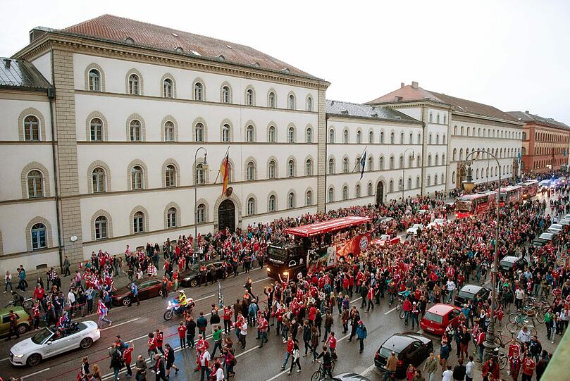 Die Bayern-Stars auf dem Weg zum Rathaus. So feiern die Stars bereits auf dem Weg vom Stadion in die Innenstadt. Die Bilder vom Fan-Truck.