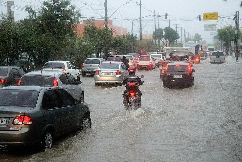In Recife erwartet die USA und Deutschland eine Wasserschlacht. Die irren Regen-Bilder aus Recife!