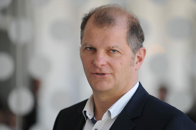 Martin Kusej, Intendant des Bayerischen Staatsschauspiels: &bdquo;Das Unbegreifliche und Geniale an diesem Dichter: In seinen Stücken kommt einfach ALLES vor. Es gibt keinen menschlichen Abgrund, keine Sehnsucht, keine Verwechslung oder Verwirrung, keinen Machtrausch und keinen Absturz, keine Intrige und keine Vergebung und vor allem keine noch so unbekannte Art dieses besonderen Gefühls, das wir &sbquo;Liebe&lsquo; nennen, die er nicht in seinen Stücken beschrieben hätte. Er ist allerdings nicht umfassend zu begreifen; ein Stück von Shakespeare wirkt einfach immer wie ein großer Frachter, gegen den sich jede Inszenierung bestenfalls wie ein gut gefüllter Benzinkanister ausnimmt.&ldquo;