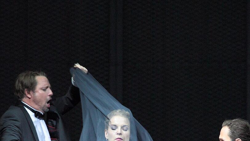 Szenen aus Donizettis "La Favorite" im Nationaltheater. Szenen aus Donizettis "La Favorite" im Nationaltheater.