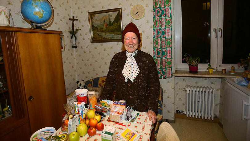 Franziska D. ist 86 Jahre alt, lebt von rund 600 Euro Rente &ndash; und verdient sich jede Woche 25 Euro dazu. Hier steht sie in ihrer Wohnküche auf der Schwanthalerhöhe und sagt: "Ich bin zufrieden mit meinem Leben".