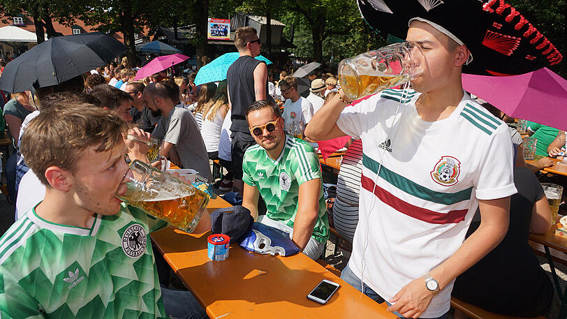 Auch Fans des Gegners, der mexikanischen Nationalmannschaft, waren in den Münchner Biergärten unterwegs und drückten ihrem Team die Daumen.