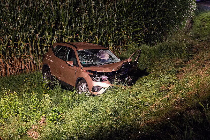 Auf der B20 bei Feldkirchen kollidierten am Sonntagabend zwei Autos. Ein Mann erlag noch an der Unfallstelle seinen Verletzungen, zwei weitere wurden schwer verletzt.