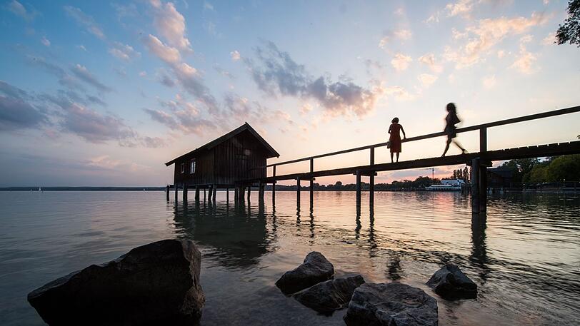 Idyllisch ist es abends am Ammersee &ndash; würden einem die nervigen Mücken nicht die Romantik vermiesen. (Archivbild)