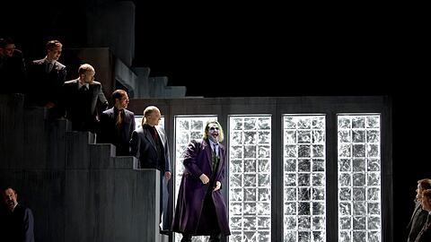 Aris Argiris (Rigoletto) und der Herrenchor des Staatstheaters am Gärtnerplatz in Verdis Oper.