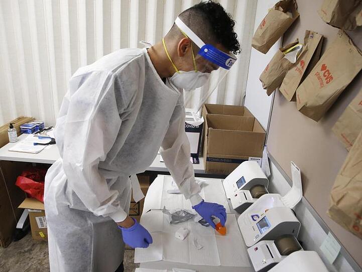 In einem Krankenhaus in Phoenix (US-Bundesstaat Arizona) werden Corona-Tests verarbeitet.