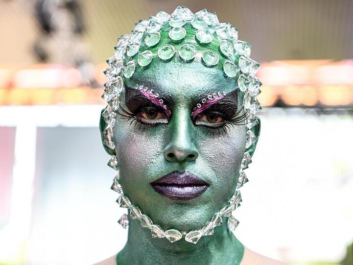 Ein Kunstwerk: Designer Thomas Hanisch lässt sich die Show von Marina Hoermanseder nicht entgehen.