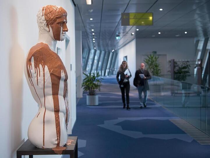 Das Werk "Doryphoros" des Künstlers Roman Stetina in der Zentrale der EZB in Frankfurt.