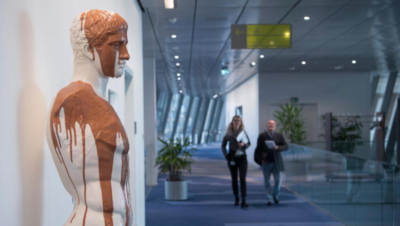 Das Werk "Doryphoros" des Künstlers Roman Stetina in der Zentrale der EZB in Frankfurt. Das Werk "Doryphoros" des Künstlers Roman Stetina in der Zentrale der EZB in Frankfurt.