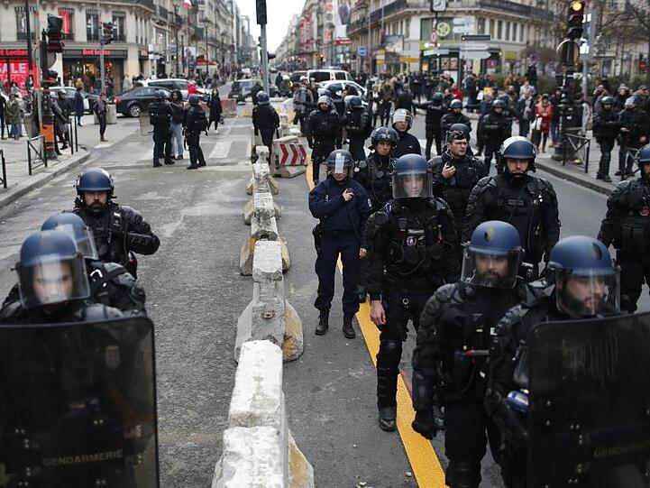Bereitschaftspolizisten stehen nahe einer "Gelbwesten"-Demonstration in Paris.