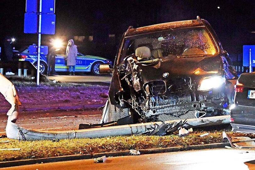 Von der A8 bei Unterhaching bis zum Mittleren Ring bei Ramersdorf: In der Nacht hat ein Unfallflüchtiger die Beamten der Verkehrspolizei Holzkirchen und der Polizei in München in Atem gehalten.