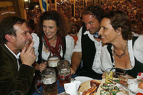 Spaßige Runde (v.l.): AZ-Chefredakteur Arno Makowsky, SPD-Stadträtin Brigitte Meier, Pfarrer Rainer Maria Schießler und Sozialministerin Christine Haderthauer.