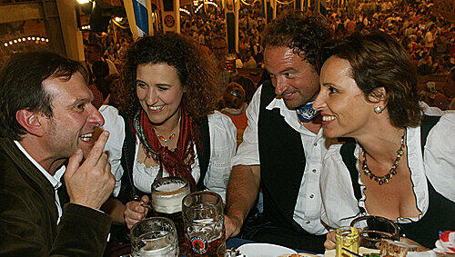 Spaßige Runde (v.l.): AZ-Chefredakteur Arno Makowsky, SPD-Stadträtin Brigitte Meier, Pfarrer Rainer Maria Schießler und Sozialministerin Christine Haderthauer.