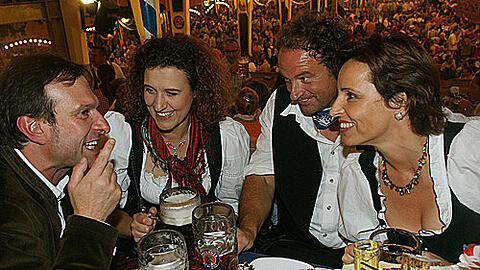 Spaßige Runde (v.l.): AZ-Chefredakteur Arno Makowsky, SPD-Stadträtin Brigitte Meier, Pfarrer Rainer Maria Schießler und Sozialministerin Christine Haderthauer.