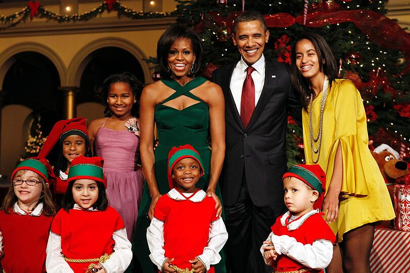 Obama nahm mit seiner ganzen Familie an dem vorweihnachtlichen Event in der us-amerikanischen Hauptstadt teil. Die Einnahmen der Benefiz-Gala kommen dem Kinderkrankenhaus Children's National Medical Center zugute.