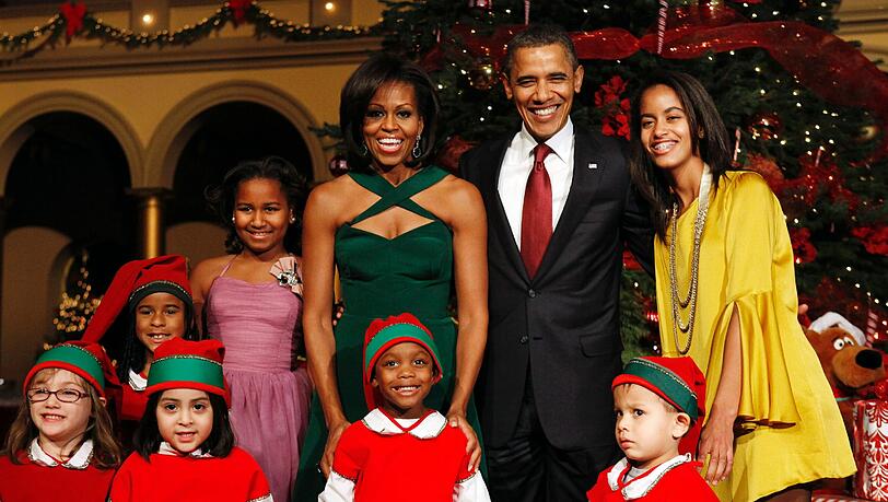 Obama nahm mit seiner ganzen Familie an dem vorweihnachtlichen Event in der us-amerikanischen Hauptstadt teil. Die Einnahmen der Benefiz-Gala kommen dem Kinderkrankenhaus Children's National Medical Center zugute. Obama nahm mit seiner ganzen Familie an dem vorweihnachtlichen Event in der us-amerikanischen Hauptstadt teil. Die Einnahmen der Benefiz-Gala kommen dem Kinderkrankenhaus Children's National Medical Center zugute.