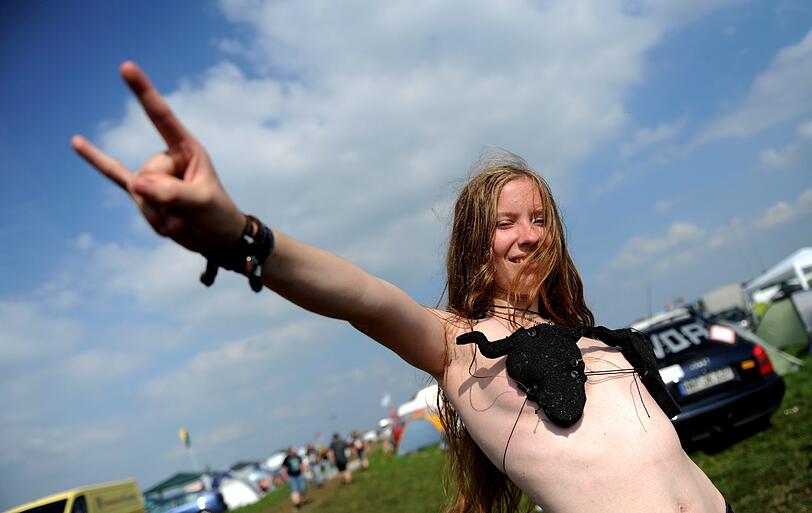 Am Mittwoch kamen die meisten Fans schon angereist, um am Donnerstag das größte Metal-Festival der Welt zu feiern. Aufgrund von Regenfällen waren Teile des Festivalgeländes noch ziemlich matschig - doch wen störts? Die Metall-Fans jedenfalls nicht! Die Bilder von Anreise und erstem Abend