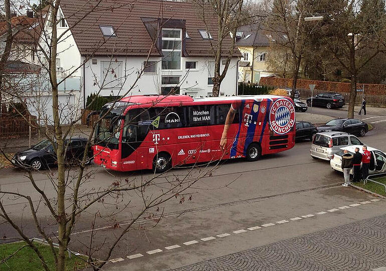 Nach dem Training ging's gleich zum Flughafen. Auch Jerome Boateng fliegt mit nach Manchester!