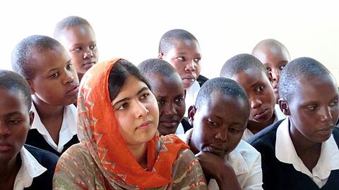Malala Yousafzai auf einer ihrer Afrika-Reisen. Dort unterstützt sie Schulprojekte für Mädchen und Frauen.