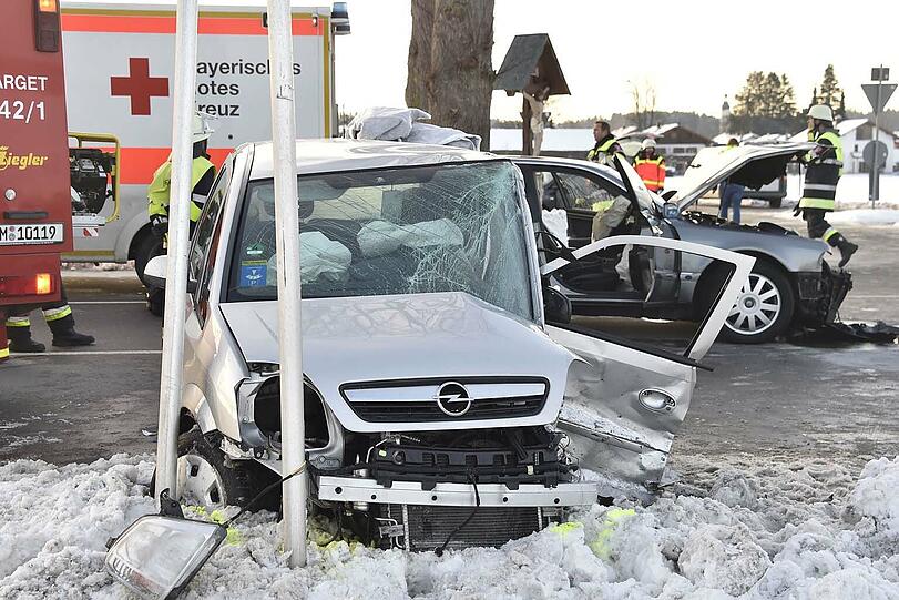 Tödlicher Unfall auf der B13: Nach einem Zusammenstoß starb ein Opel-Fahrer noch im Krankenwagen.