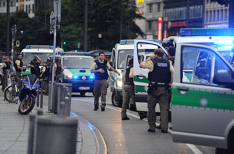 Polizisten am Stachus: Die Münchner Polizei greift bei Amok-Ankündigungen hart durch. Es hat Durchsuchungen und Anzeigen gegeben.