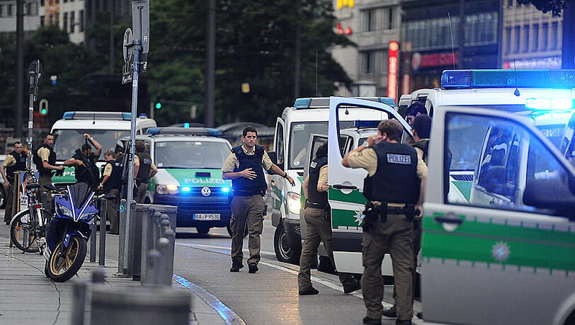 Polizisten am Stachus: Die Münchner Polizei greift bei Amok-Ankündigungen hart durch. Es hat Durchsuchungen und Anzeigen gegeben. Polizisten am Stachus: Die Münchner Polizei greift bei Amok-Ankündigungen hart durch. Es hat Durchsuchungen und Anzeigen gegeben.
