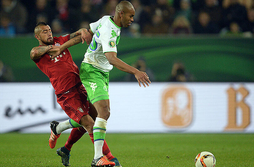 DFB-Pokal, 2. Runde, 27. Oktober 2015 in Wolfsburg: Arturo Vidal vom FC Bayern verfolgt den Wolfsburger Naldo.