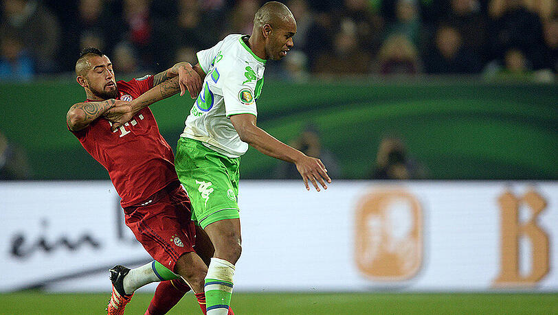 DFB-Pokal, 2. Runde, 27. Oktober 2015 in Wolfsburg: Arturo Vidal vom FC Bayern verfolgt den Wolfsburger Naldo. DFB-Pokal, 2. Runde, 27. Oktober 2015 in Wolfsburg: Arturo Vidal vom FC Bayern verfolgt den Wolfsburger Naldo.