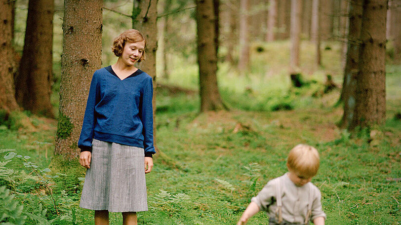 "Astrid": Astrid (Alba August) zeigt ihrem Sohn Lasse (Marius Damslev) ihre Heimat in der schwedischen Provinz Smaland.