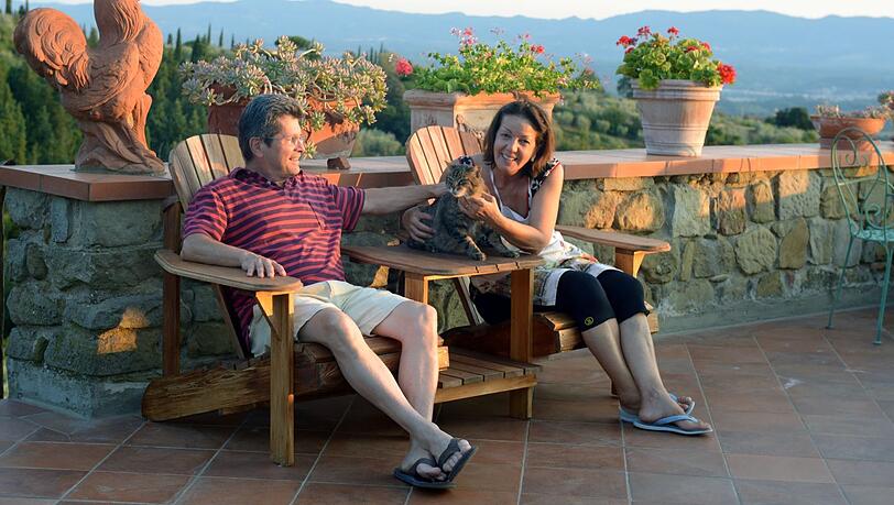 Grazia und Riccardo machen Pause auf der Terrasse – und sofort hüpft Kater Romeo dazwischen. Grazia und Riccardo machen Pause auf der Terrasse – und sofort hüpft Kater Romeo dazwischen.