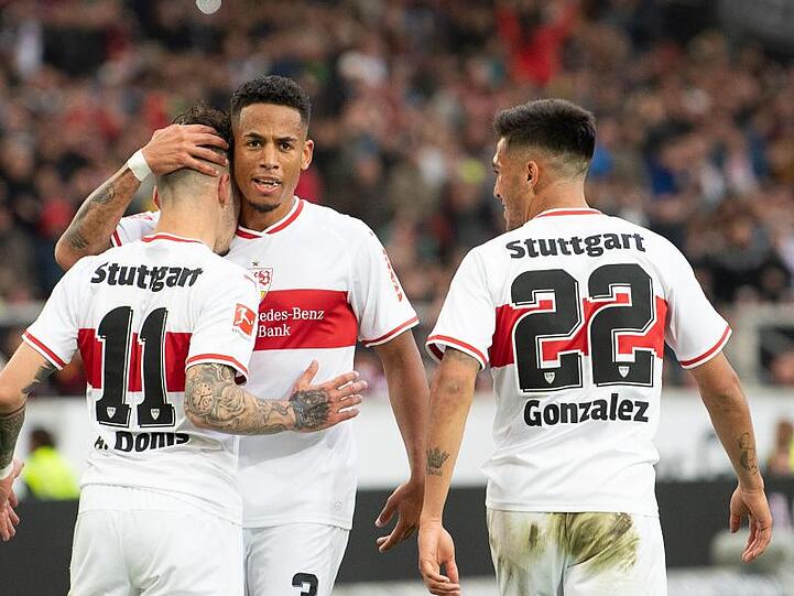 Stuttgarts Anastasios Donis (l-r), Dennis Aogo und Nicolas Gonzalez freuen sich über das Tor zum 1:0.