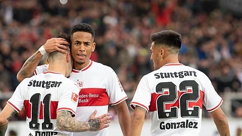Stuttgarts Anastasios Donis (l-r), Dennis Aogo und Nicolas Gonzalez freuen sich über das Tor zum 1:0.