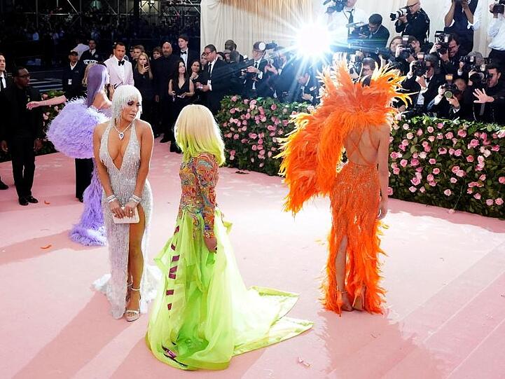 Sängerin Jennifer Lopez (l-r), Designerin Donatella Versace und US-Model Kendall Jenner auf der "Met Gala" im Metropolitan Museum of Art.
