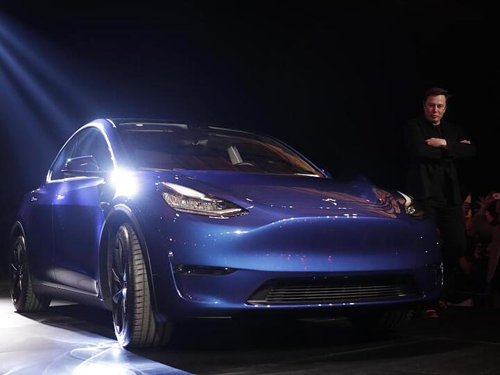 Tesla-Chef Elon Musk neben dem Model Y.